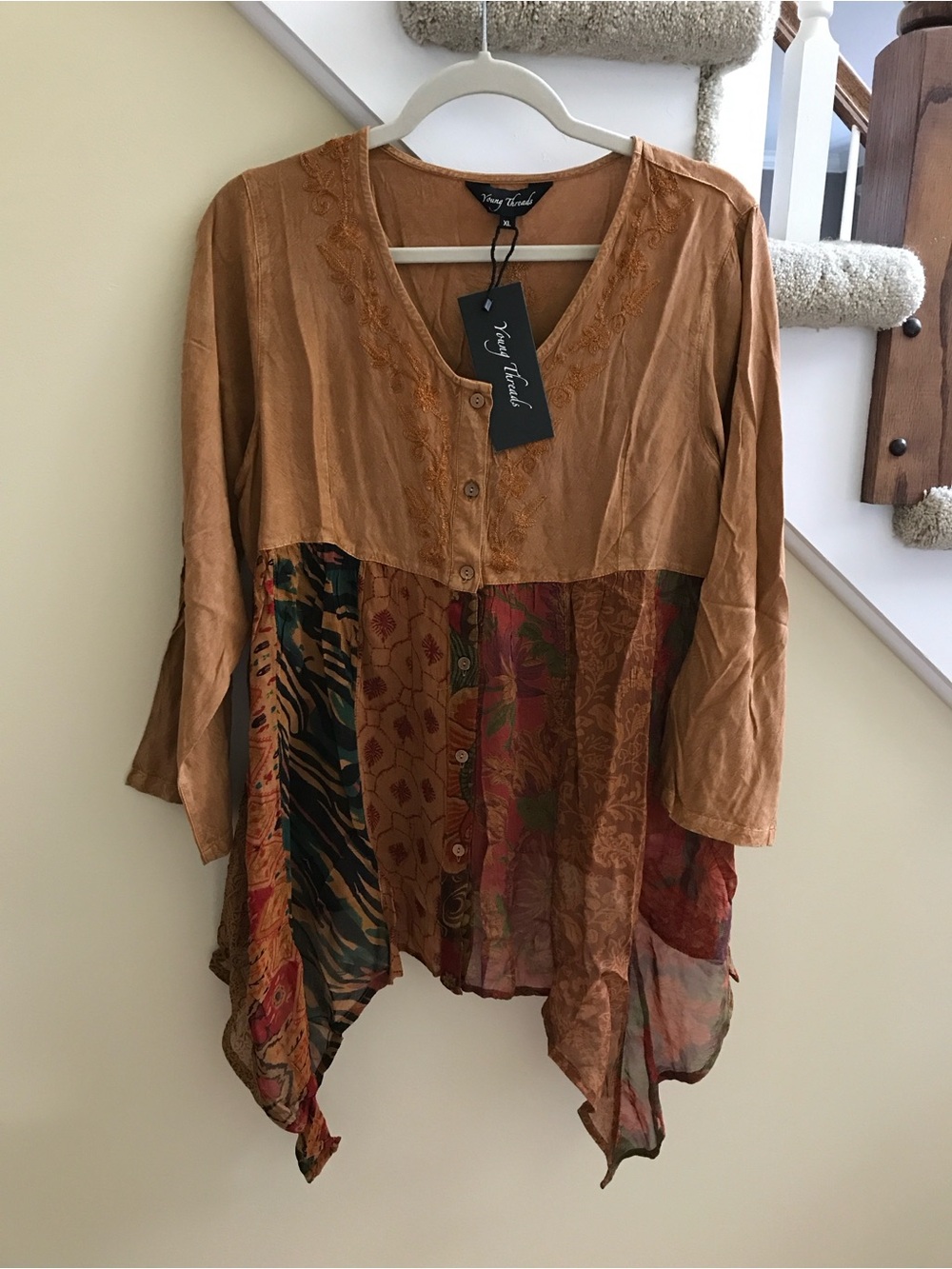 YOUNG THREADS NWT TOP Rust Floral Vneck Sm xl